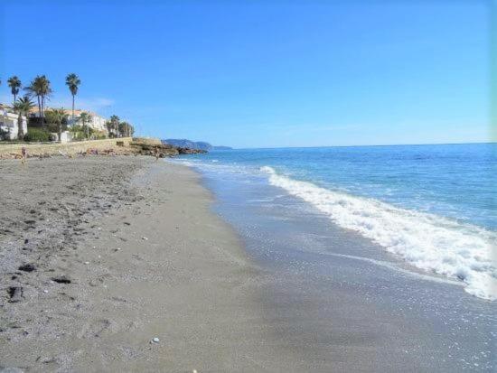 1 Bedroom Beachfront Apartment At Torecilla Beach Нерха Екстериор снимка